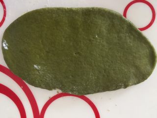 16、早餐抹茶香脆豆,把面团擀成4mm厚的长椭圆，能干成长方形最好了????我不行