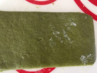 17、早餐抹茶香脆豆,边边角角切掉，切成长方形，当然，边角料还是要的～这里只是为了好看