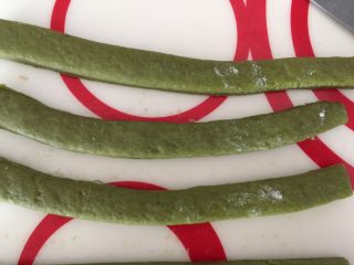 18、早餐抹茶香脆豆,切成1cm宽的条