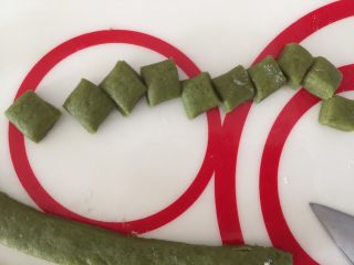 19、早餐抹茶香脆豆,再切成1cm的块块