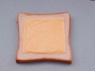 6、田园时蔬吐司披萨,上面再铺上奶酪片。