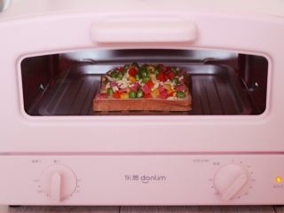 12、田园时蔬吐司披萨,启动烤箱200度烤10分钟即可。