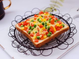 13、田园时蔬吐司披萨,10分钟到了，田园吐司披萨出炉啦，放到架子上稍微凉一下就可以享用了。