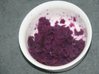 6、紫薯泥沙拉,压成泥，我是用勺子压的