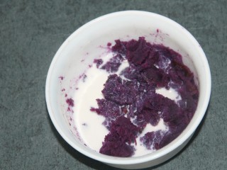 8、紫薯泥沙拉,加入大约50g的牛奶