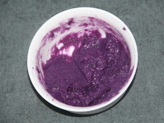 9、紫薯泥沙拉,用刮刀搅匀