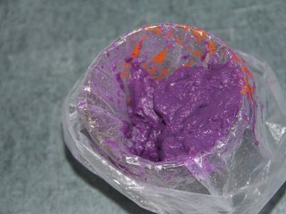 12、紫薯泥沙拉,准备一个被子，套上裱花袋和裱花嘴，把紫薯泥倒入