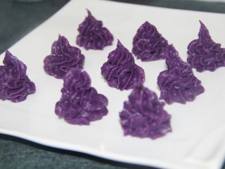 14、紫薯泥沙拉,这样一个一个的挤好