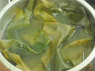 3、凉拌菜,海带洗干净,泡发