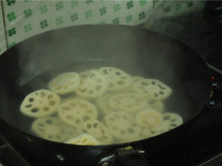 5、凉拌菜,放入开水锅中汆烫好