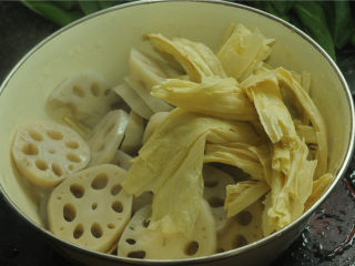 6、凉拌菜,将处理好的莲藕和腐竹捞出来,沥干水后放入容器里