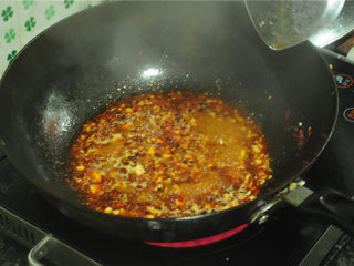 11、凉拌菜,加盐调味,淋入少许水