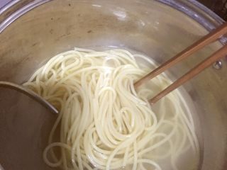 2、虾仁意大利面（儿童份）,意面煮至发白捞出