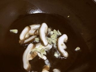 3、虾仁意大利面（儿童份）,热锅冷油，入蒜末香菇小火煎变色（约1分钟）盛出