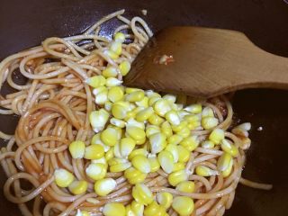 4、虾仁意大利面（儿童份）,加入蕃茄酱中小火炒亮色，下虾仁，倒入意面拌匀，入玉米粒