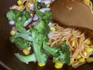 5、虾仁意大利面（儿童份）,再倒入焯好的西兰花和香菇片