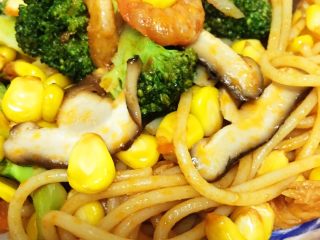 6、虾仁意大利面（儿童份）,中小火炒匀装盘即可（若家有披萨草和现磨黑胡椒粉可以撒上些许）