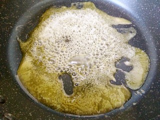 4、草莓味雪花酥,小火加热到黄油融化