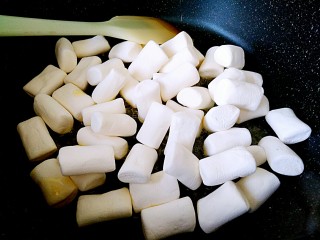 5、草莓味雪花酥,然后加入棉花糖