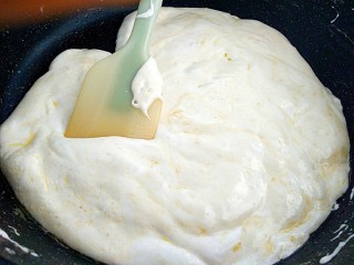 6、草莓味雪花酥,继续小火搅拌融化