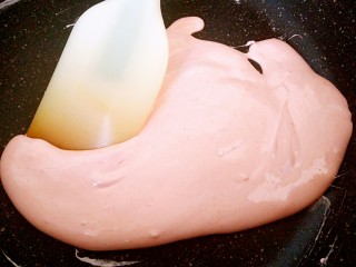 8、草莓味雪花酥,始终保持小火用铲子拌匀