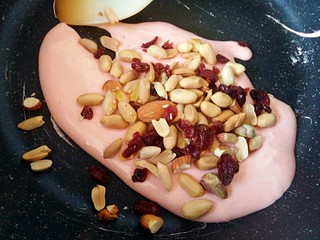 9、草莓味雪花酥,这时候可以关火了，把坚果放进去