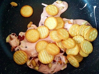 11、草莓味雪花酥,然后再把饼干放进去混合