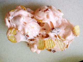 12、草莓味雪花酥,这个时候还是热的，所以一定要带上手套，将它取出