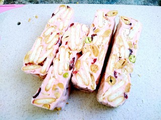 15、草莓味雪花酥,整形放凉后开始切块