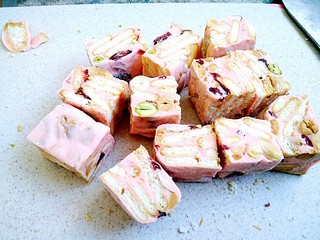 16、草莓味雪花酥,切成想要的大小即可