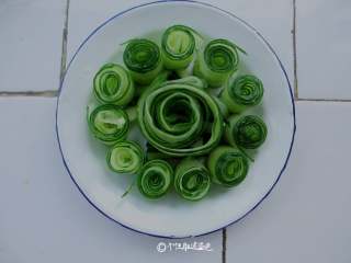 3、响油黄瓜卷,从一头开始卷起来，依次卷好所有的黄瓜。