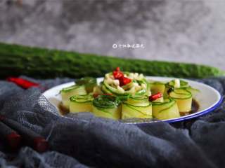 7、响油黄瓜卷,简单的黄瓜换一种吃法瞬间洋气起来了