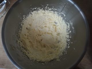 2、网红辣味曲奇,黄油加糖打发蓬松。烤箱预热上下火185度15分钟。