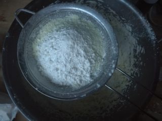 6、网红辣味曲奇,低筋粉，玉米淀粉，奶粉混合均匀筛入。