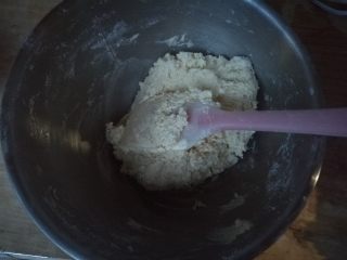 7、网红辣味曲奇,用硅胶刮刀轻轻搅拌均匀。