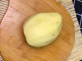 1、炝拌土豆丝,准备小土豆去皮洗净