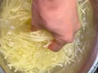 3、炝拌土豆丝,洗掉多余的淀粉