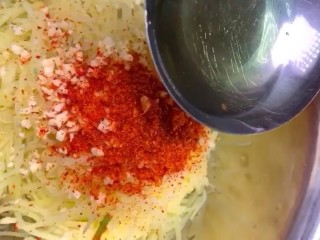 7、炝拌土豆丝,加入生抽，清香米醋，盐，鸡精，蒜末，辣椒粉，用热油浇香