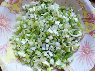 1、鞋底酥(咸味点心),先准备内馅儿,把葱切碎