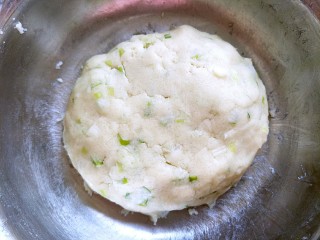 2、鞋底酥(咸味点心),和其余材料一起混合,抓匀,捏成团