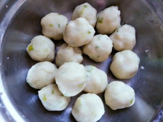 3、鞋底酥(咸味点心),平均的分成16分,揉成球备用
