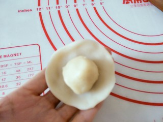 7、鞋底酥(咸味点心),油皮擀圆,包住油酥,用虎口收成圆球