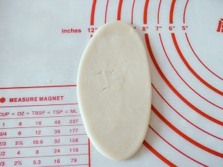 8、鞋底酥(咸味点心),收口朝上,按扁以后擀成牛舌状