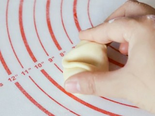 12、鞋底酥(咸味点心),醒好以后,手指在中间按一下,把两侧向内收,擀成圆形,包住葱馅儿,同样用虎口收好。收口向下,檊成牛舌状