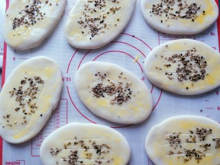 13、鞋底酥(咸味点心),表面刷蛋黄液,撒芝麻,用小刀在表面均匀的拉三刀,拉透上表皮即可