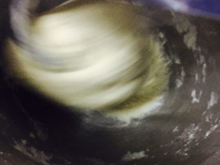 1、土豆沙拉包,厨师机二档和面3-5分钟后