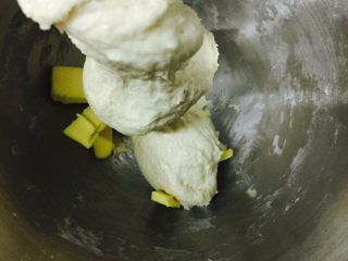 2、土豆沙拉包,加入15g黄油，继续和面5分钟