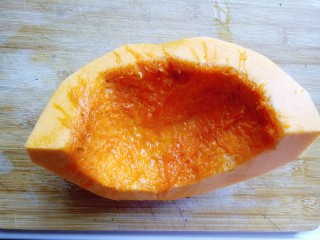 1、南瓜芝麻小饼干,首先将南瓜去皮，去瓤，洗干净。