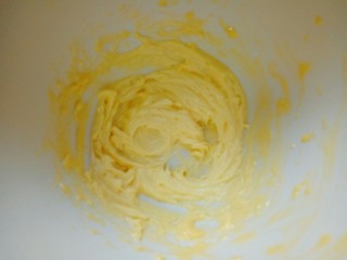 4、南瓜芝麻小饼干,用电动打蛋器打至蓬松，