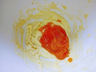 5、南瓜芝麻小饼干,加入提前做好的南瓜泥，继续用电动打蛋器打至，南瓜泥和黄油融为一体，完全看不到南瓜泥。加入盐搅拌均匀。